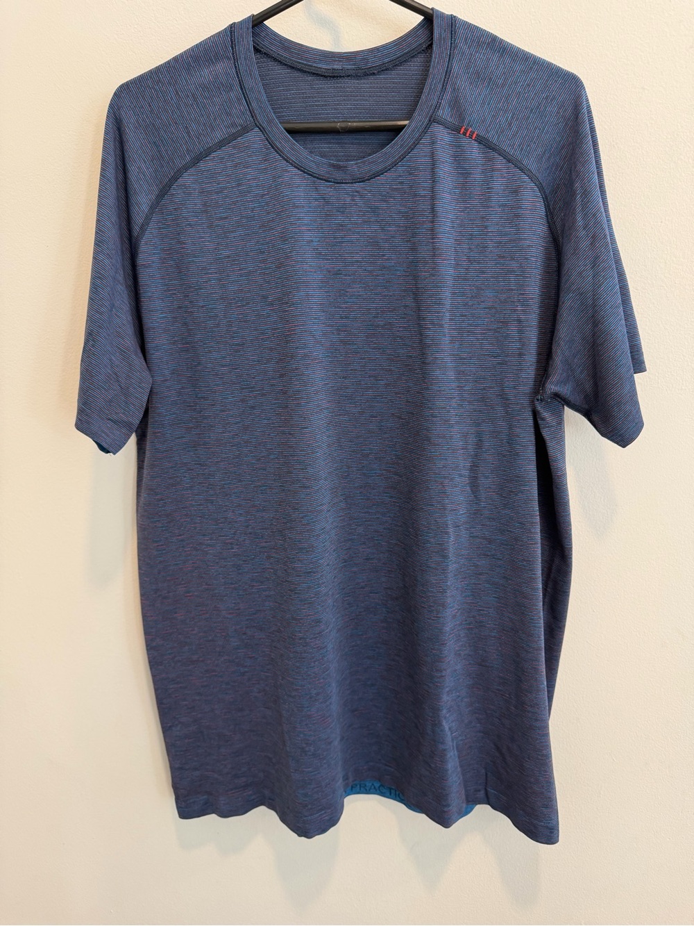 Lululemon Metal Vent Tech Size X-Large Short Sleeve Crew Shirt Blue Red Stripe